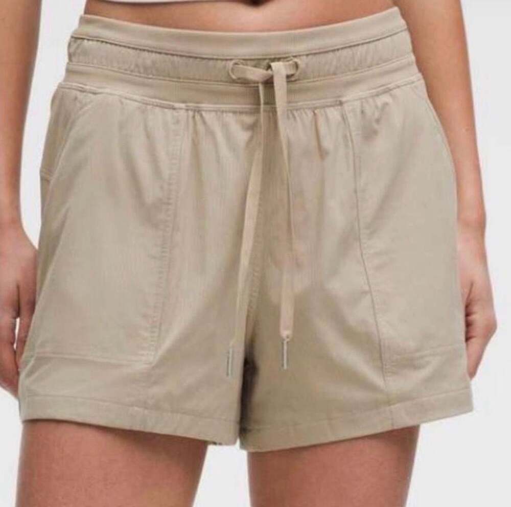 Lululemon Lightweight Woven Mid-Rise Short Size 0 Khaki